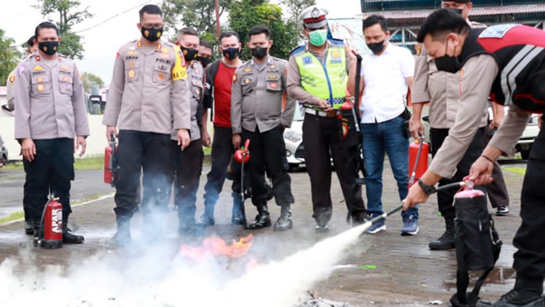 Antisipasi Kebakaran, Personel Polres Tomohon Latihan APAR dan Cek Instalasi Listrik