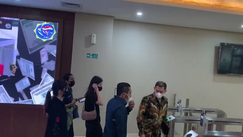 Penuhi Panggilan Polisi, Pacar Indra Kenz Buru-Buru Masuk Gedung Bareskrim