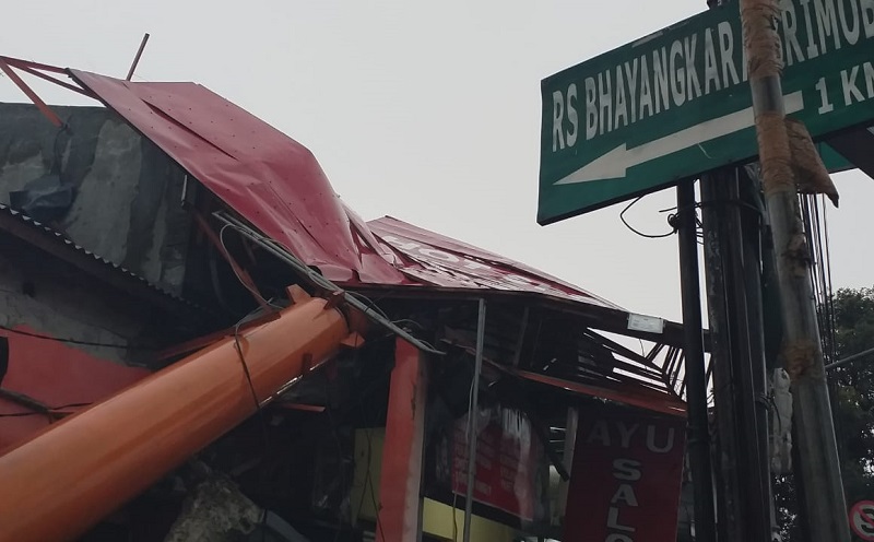 Hujan Disertai Angin Kencang Landa Depok Sebabkan Papan Reklame Ambruk dan Pohon Tumbang