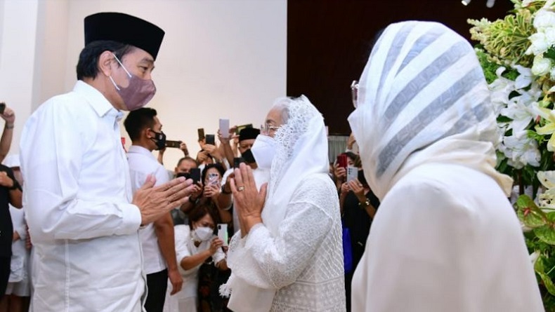 Takziah ke Rumah Duka Arifin Panigoro, Jokowi Salat Jenazah