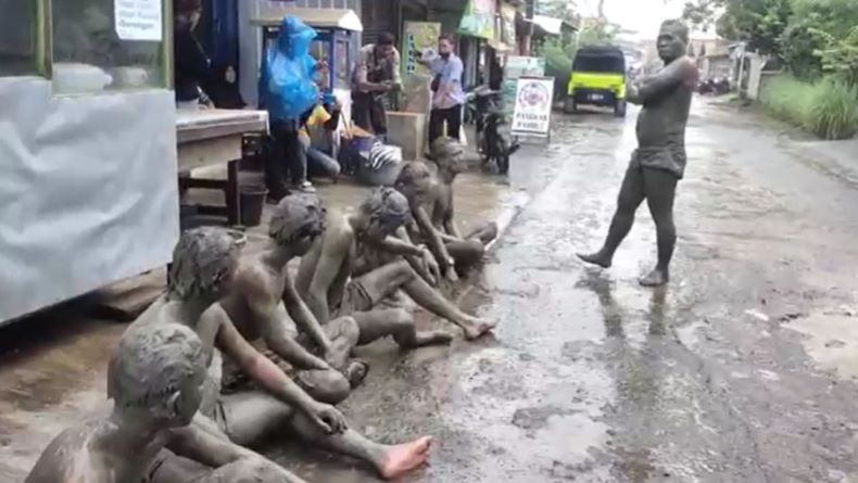 Protes Jalan Berlubang, Warga di Pemalang Gelar Aksi Mandi Lumpur 