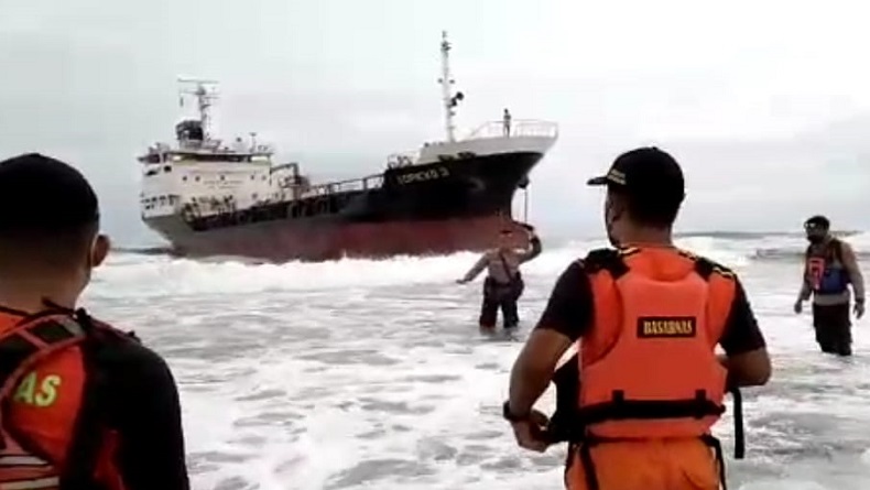 Salah Ambil Jalur Pelayaran, Kapal Tanker Endrico 3 Terdampar di Pantai Sancang Garut