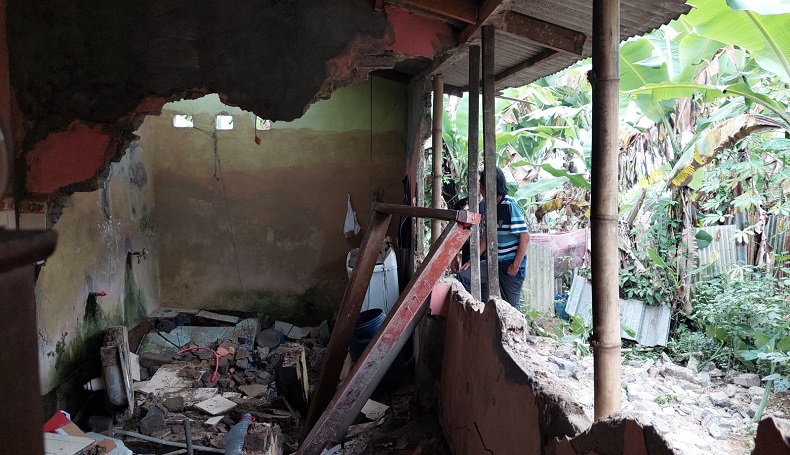 Bocah SMP di Batujajar KBB Pingsan Tertimpa Tembok Rumah yang Ambruk