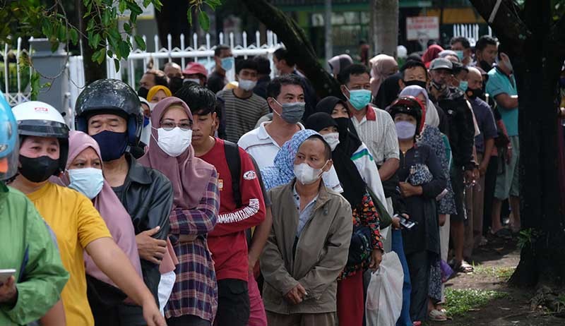 Warga Payakumbuh Rela Antre untuk Dapat Minyak Goreng Curah