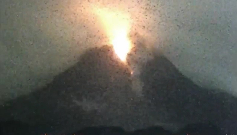 Gunung Merapi Erupsi Muntahkan Awan Panas Sejauh 5 Kilometer