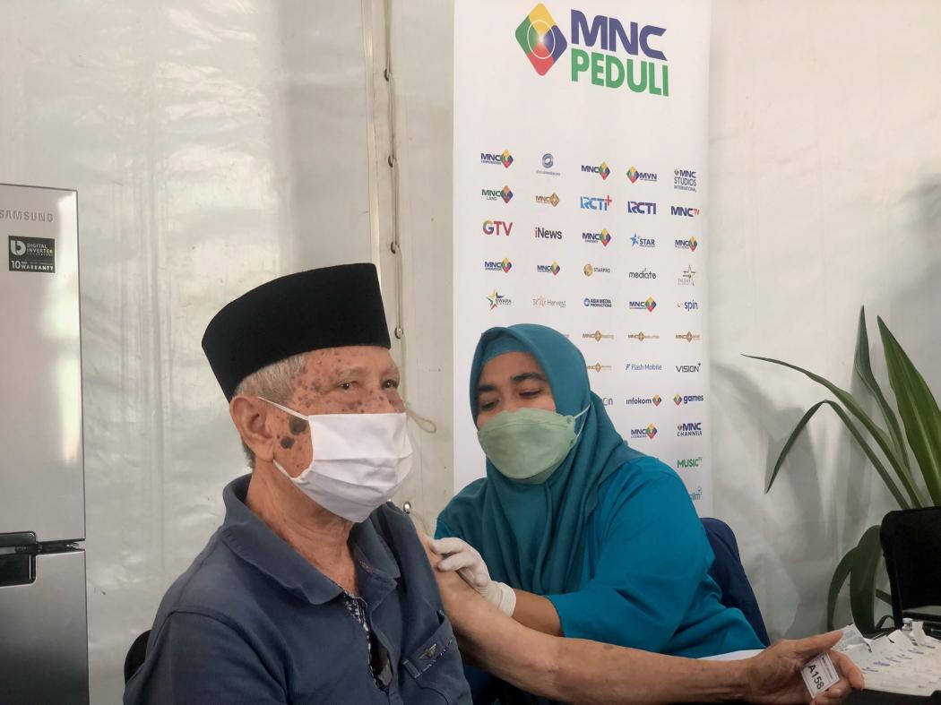 Cerita Kakek Usia 74 Tahun Ikut Vaksinasi Booster Covid-19 di Sentra Vaksinasi MNC Peduli: Pelayanan Baik Lansia Jadi Prioritas