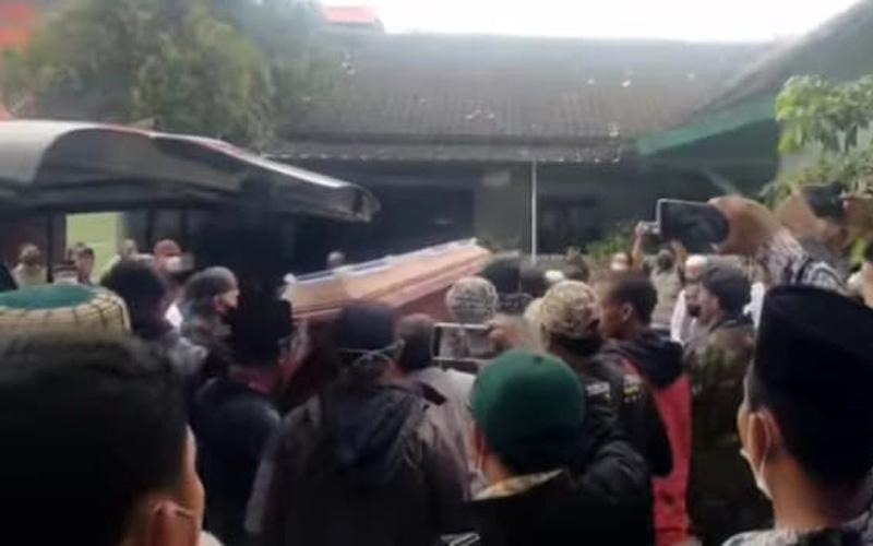  Isak Tangis Keluarga Sambut Kedatangan Jenazah Terduga Teroris di Sukoharjo