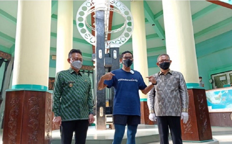 Sandiaga Uno Kunjungi Tugu Khatulistiwa, Bikin Challenge Ayo ke Pontianak