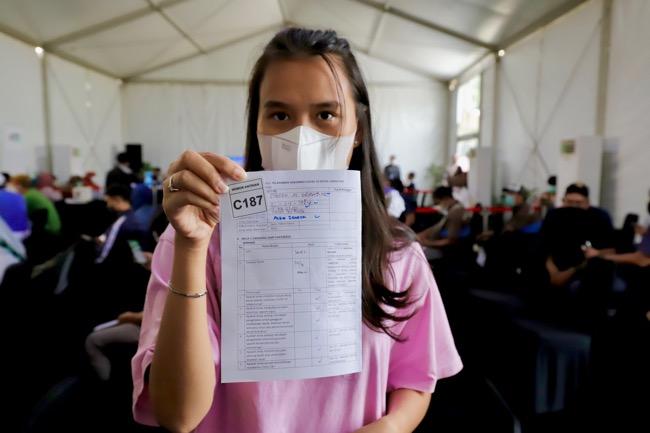 Ibu Muda Ini Terima Booster Covid-19 Demi Lindungi Anak di Masa Pandemi