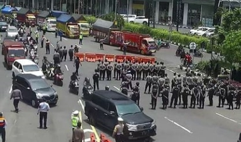 Protes Aturan ODOL, Puluhan Sopir Truk Kembali Tutup Frontage Road Surabaya 