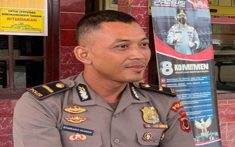 Perwira Polisi Gadungan Ditangkap Bersama Perempuan Cantik, Tersenyum saat Diperiksa