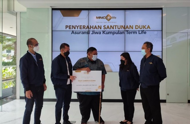 MNC Life Serahkan Klaim Asuransi Kematian ke Ahli Waris Nasabah