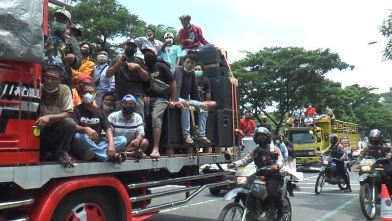 Ratusan Sopir Truk Geruduk Kantor Gubernur Jateng, Minta Ganjar Turun Tangan