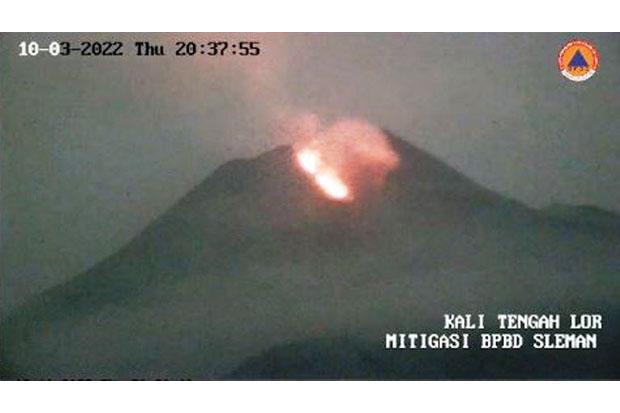 Gunung Merapi Terpantau Muntahkan Lava Pijar 11 Kali Sejauh 2 Kilometer