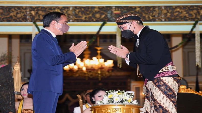  KGPAA Mangkunegara X Dikukuhkan, Jokowi Beri Selamat