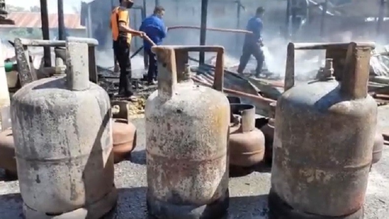 Tabung Gas Meledak, Warung Makan Padang dan 6 Kios Ludes Terbakar