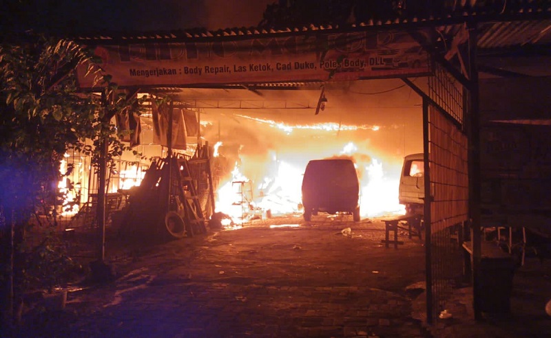 Bengkel di Bekasi Terbakar, 4 Mobil dan 1 Motor Hangus