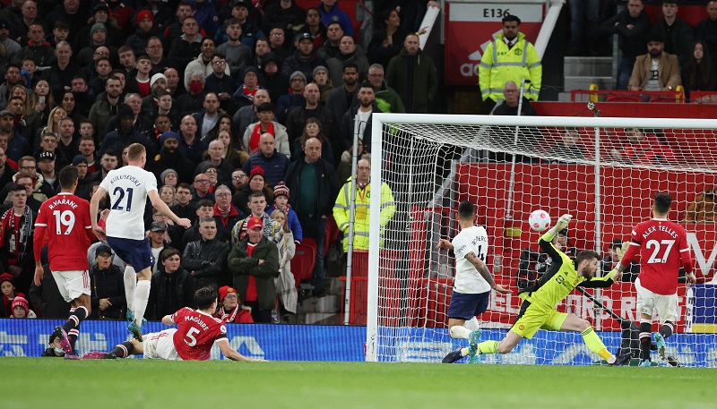 Maguire Diketawai Pemain Tottenham usai Bikin Gol Bunuh Diri, Roy Keane Bilang Begini