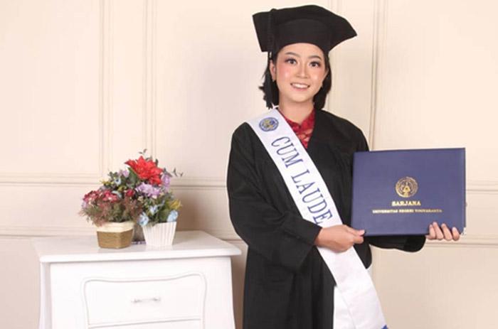 Perjuangan Olivia Nike Purnomo, Putri Sopir Bus Malam yang Lulus Cumlaude UNY