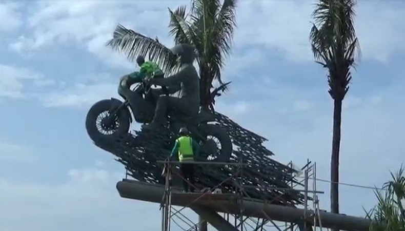 Patung Jokowi Naik Motor Akhirnya Terpasang di Sirkuit Mandalika