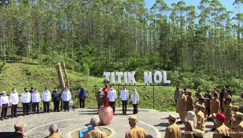 Jokowi Disambut Prosesi Adat Sultan Kutai Kertanegara di Titik Nol IKN