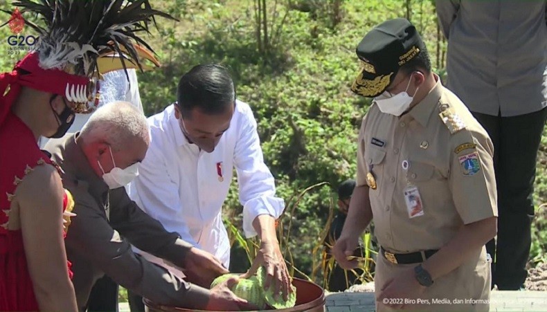 Momen Jokowi Masukkan Tanah dan Air ke Bejana di Ibu Kota Negara Nusantara
