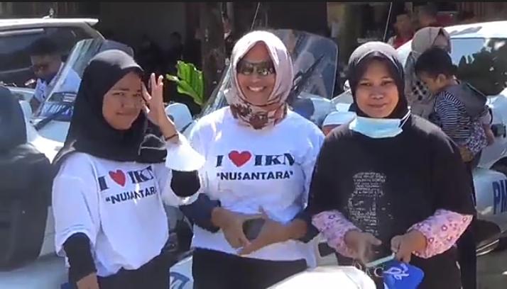 Antusias Sambut Jokowi, Warga Sepaku Pakai Kaus Bertuliskan “Love IKN”