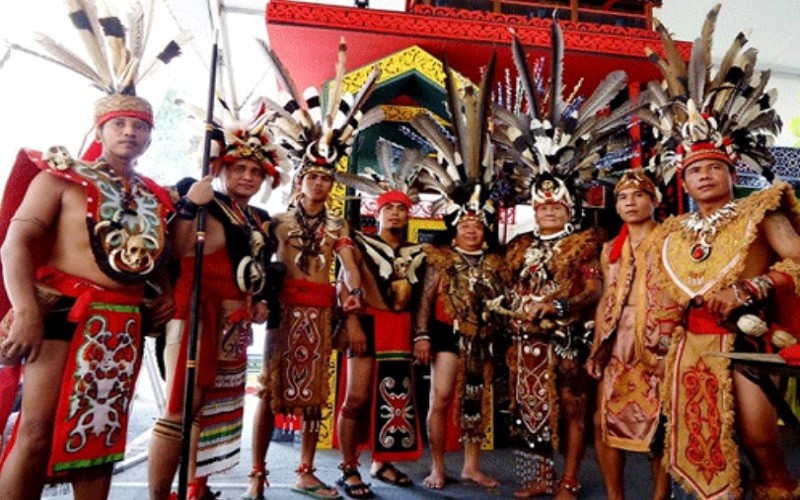 Keunikan Pakaian Adat Kalimantan Barat, Suku Dayak Gunakan Serat Kayu Ampuro