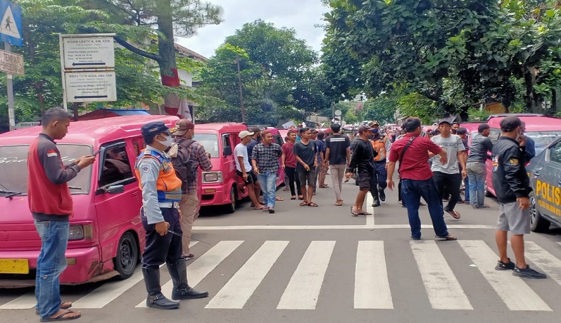 Angkot di Sukabumi Mogok Beroperasi, Banyak Penumpang Telantar