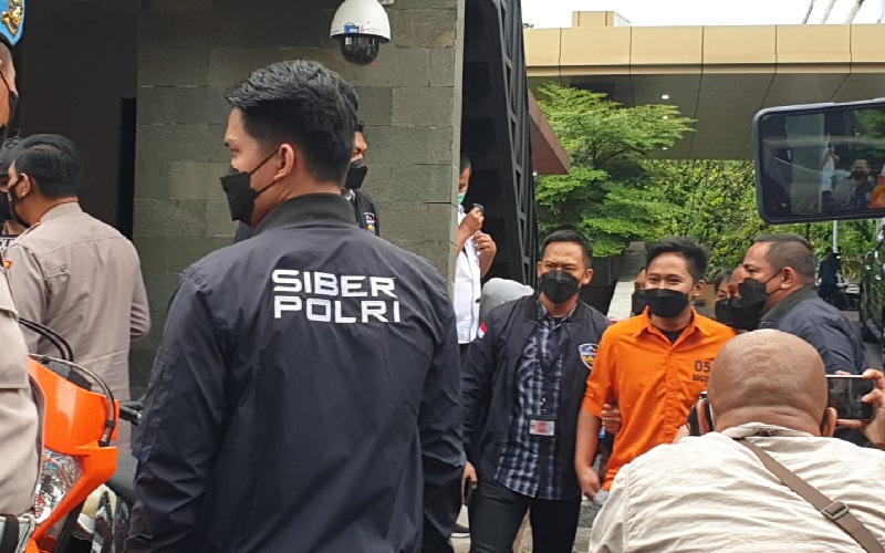 Ini Penampakan Doni Salmanan Pakai Baju Tahanan, Umbar Senyum Tipis