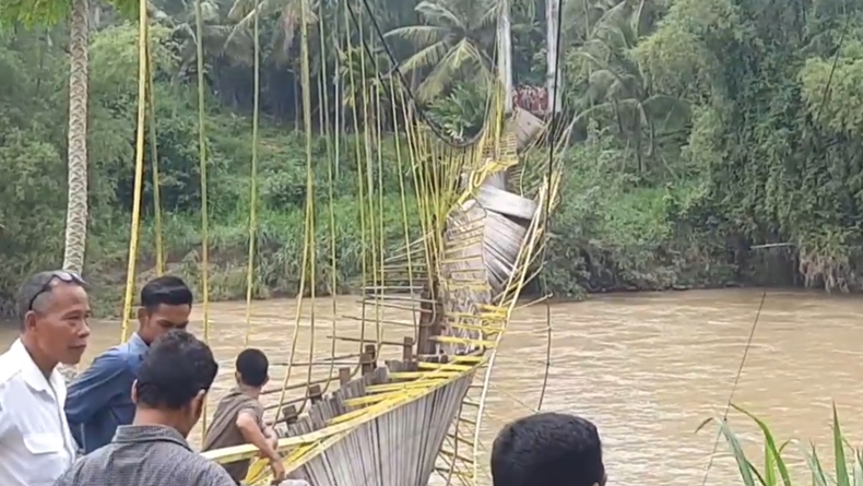 Kepo Lihat Ceceran Darah, Puluhan Warga Bireuen Jatuh dari Jembatan Gantung