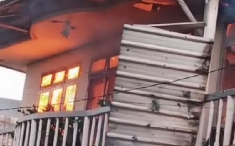 Kebakaran Landa Rumah 2 Lantai di Ciputat Timur, 12 Mobil Damkar Meluncur