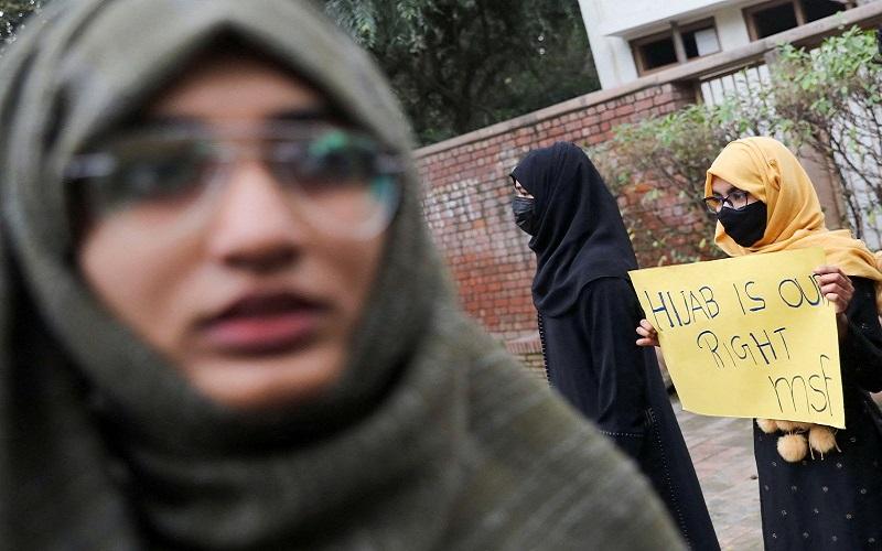 Muslim India Semakin Terpinggirkan, Pengadilan Kuatkan Larangan Siswi Pakai Hijab 