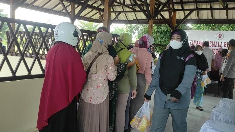 Polres Bangka Barat Distribusikan 5.000 Liter Minyak Goreng ke Masyarakat Pakai Kupon