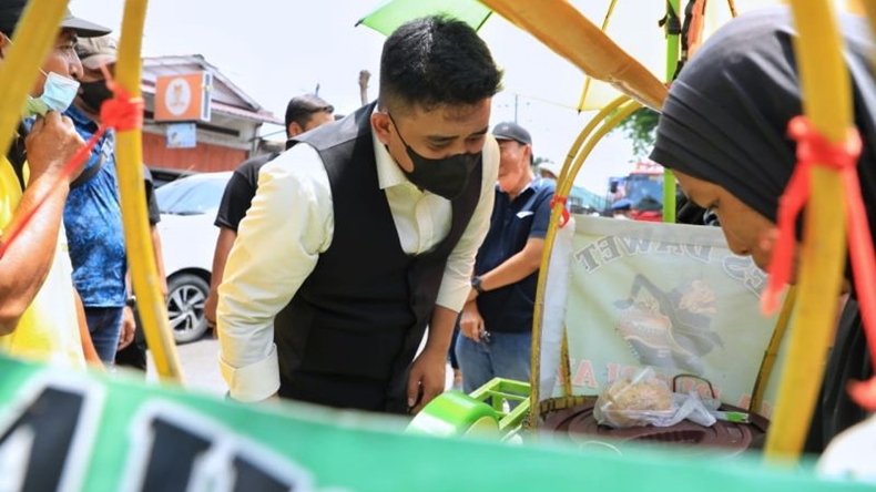 Kepanasan saat Cek Pembersihan Drainase, Wali Kota Bobby Borong Es Dawet 