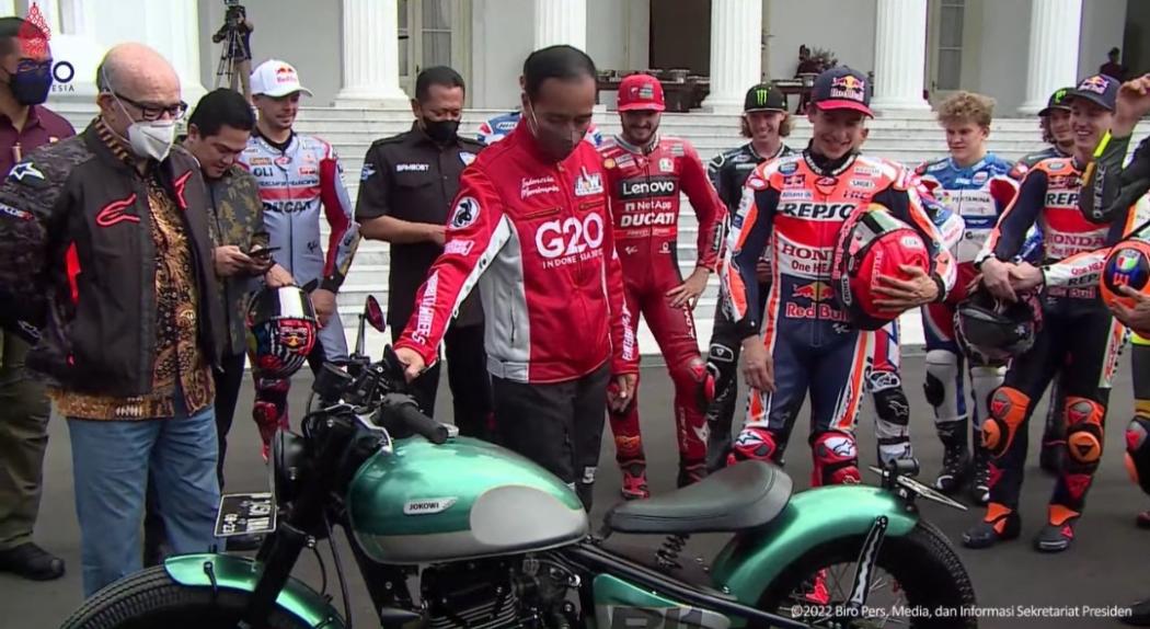 Tampil Necis dengan Jaket G20, Jokowi Pamerkan Motor Kesayangannya ke Marquez Cs