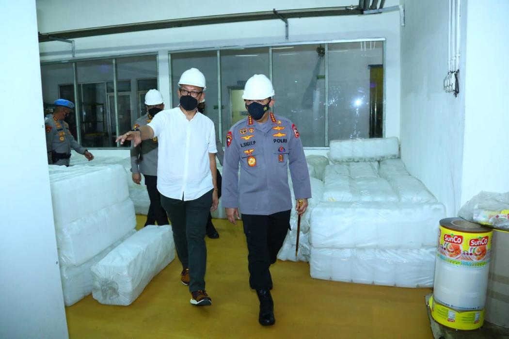 Cek Pasokan Minyak Goreng, Kapolri Turun Langsung ke Pabrik di Bekasi
