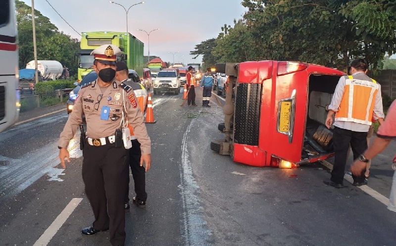 Gagal Nyalip Lewat Bahu Jalan, Angkot Berisi 13 Penumpang Terguling di Tol Merak