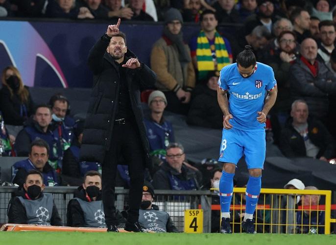 Simeone Dilempari Botol Fans MU usai Bikin Red Devils Tersingkir dari Liga Champions