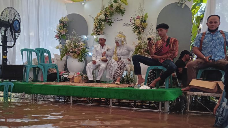 Sepasang Pengantin di Cilacap Menikah saat Rumah Kebanjiran, Tamu Tetap Datang 