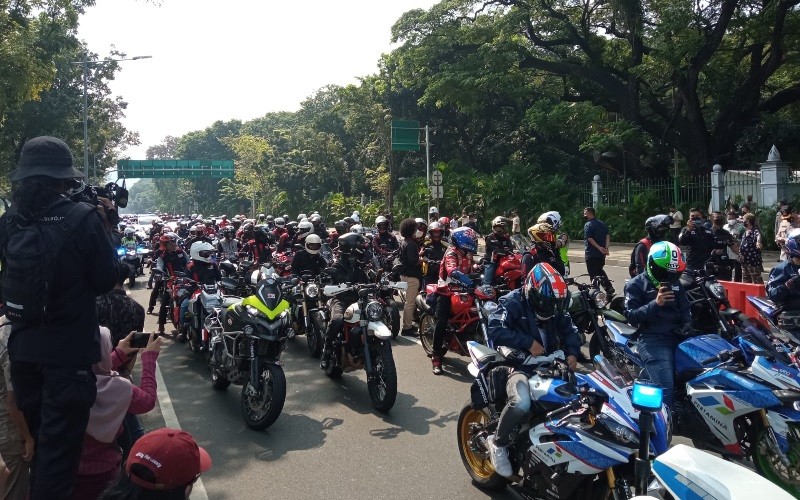 Ratusan Pemotor Komunitas Dampingi Parade Pembalap MotoGP, Begini Suasana di Lokasi