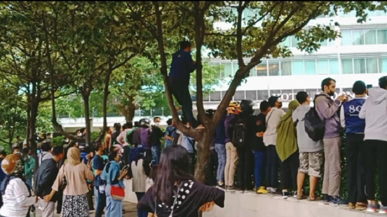 Antusias Lihat Pembalap MotoGP, Warga Panjat Pohon hingga Pagar Berduri