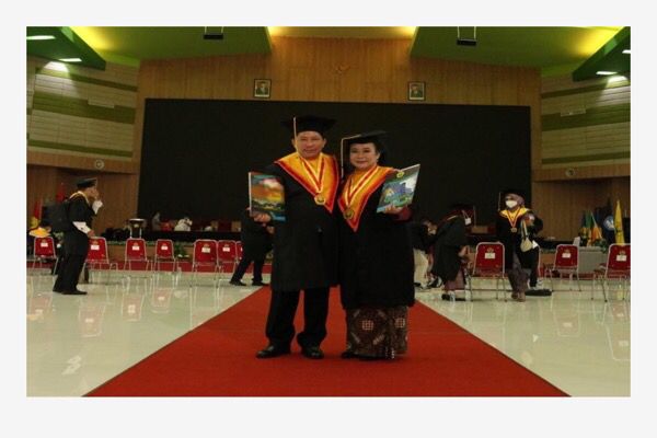 So Sweet! Ini Kisah Suami Istri yang Berhasil Wisuda Program Doktor Bersama