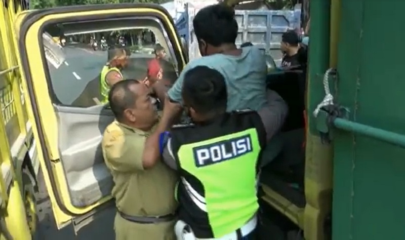 Tabrakan Beruntun di Tuban, Sopir Truk Merintih Kesakitan karena Terjepit 