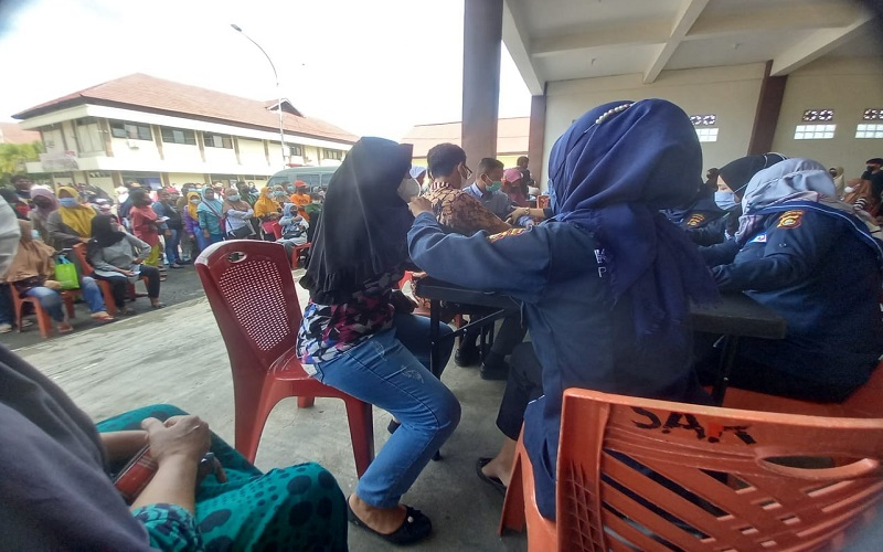 Demi Minyak Goreng, Emak-Emak di Lubuklinggau Rela Disuntik Vaksin