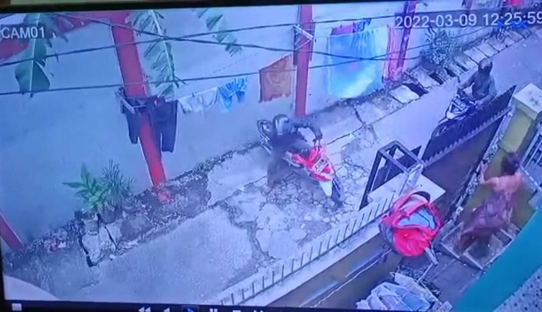 Viral, Emak-Emak Berdaster Kejar Pelaku Curanmor di Koja Jakarta Utara