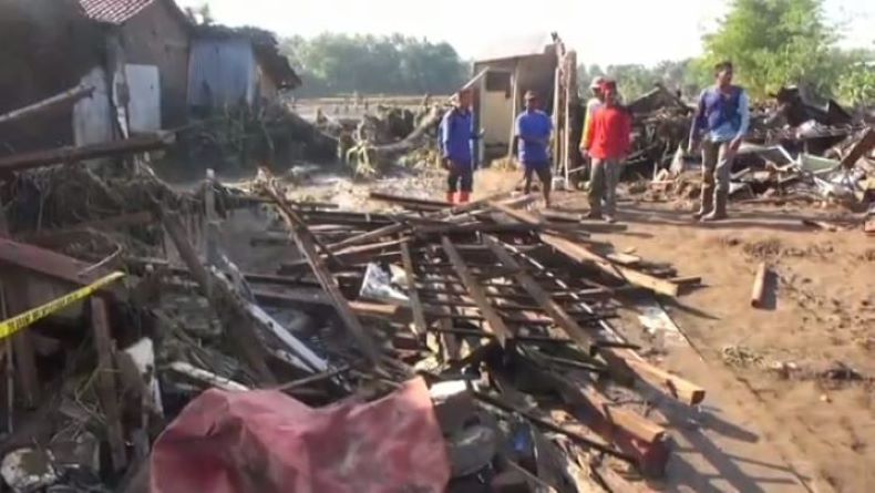 Dibantu Relawan, Korban Banjir Bandang di Brebes Bersihkan Material Lumpur 