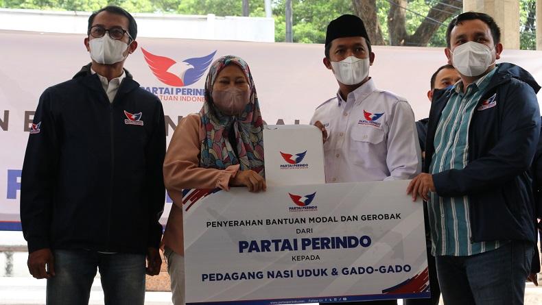 Perindo Bagikan Gerobak UMKM, Warga Tak Sabar Segera Dorong Gerobaknya