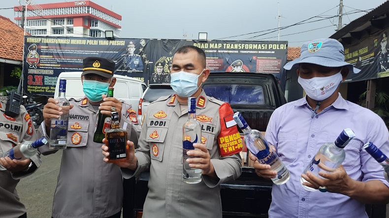 Jelang Bulan Ramadan, Polsek Palmerah Gerebek 6 Lapak Penjual Miras