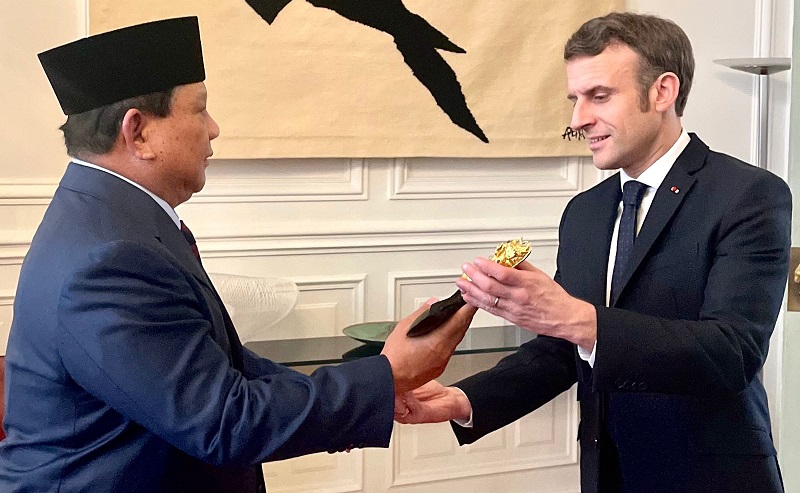 Menhan Prabowo Hadiahi Presiden Prancis Keris Bali, Gagangnya Emas Berkilau